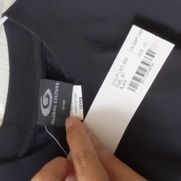 Simple black Tee - Picture 3 of 3